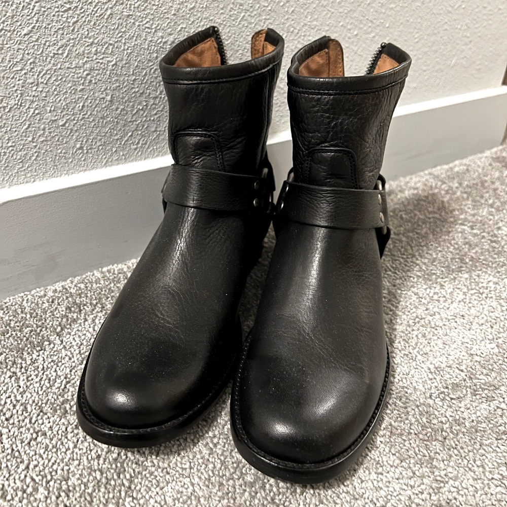 NWOT Frye // black leather Chelsea boots